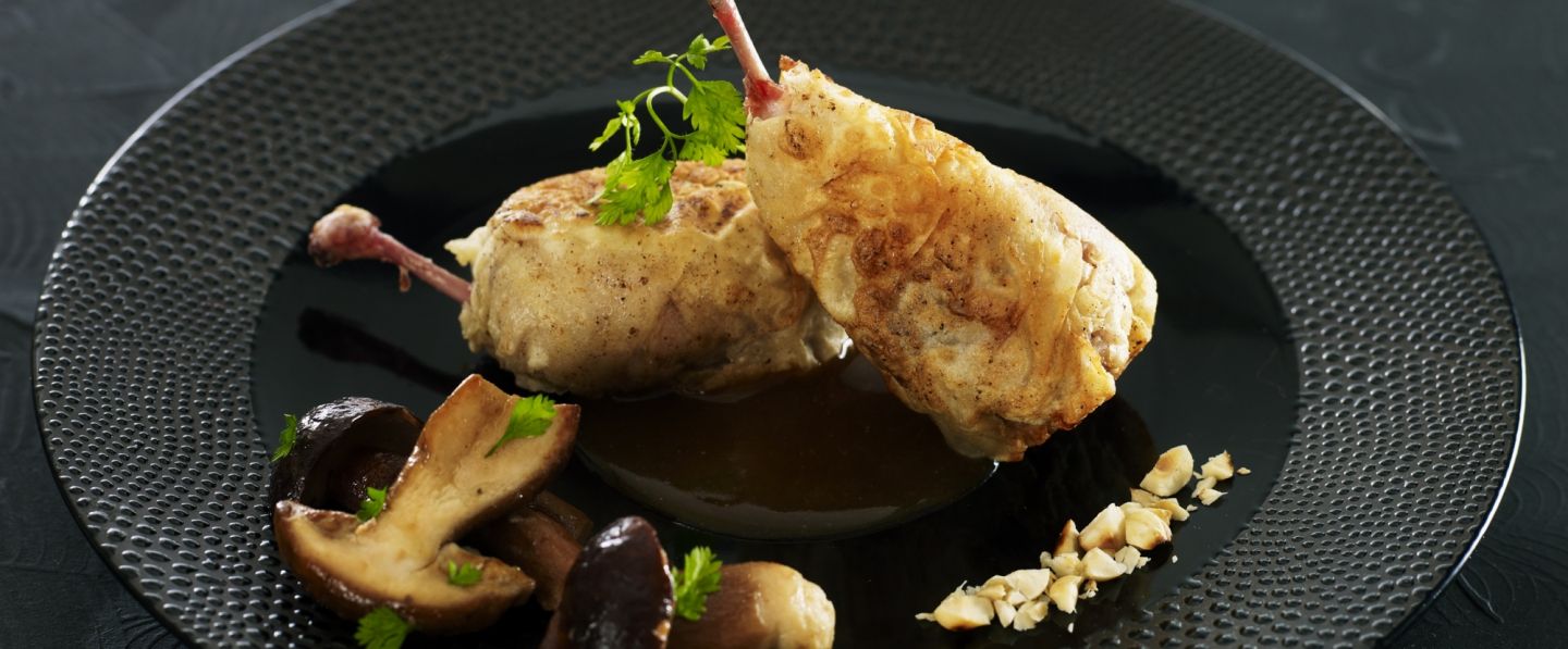 Côtelettes de caille, foie gras poêlé et cèpes caramélisés
