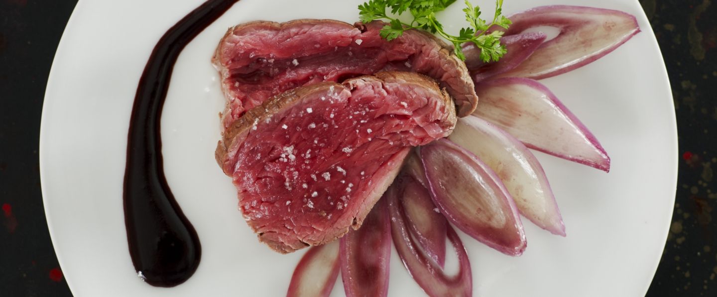 Boeuf poêlé, échalotes confites au vin rouge