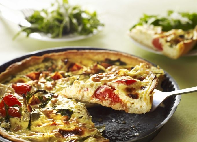 Tarte fine crème de parmesan, artichauts violets