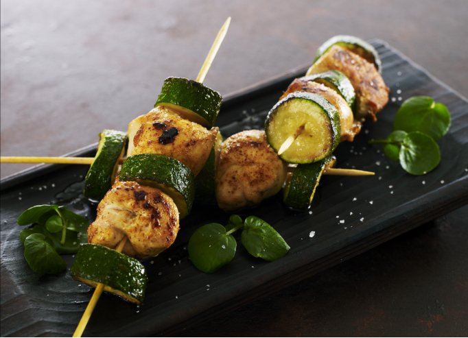 Petites brochettes de poulet et courgettes