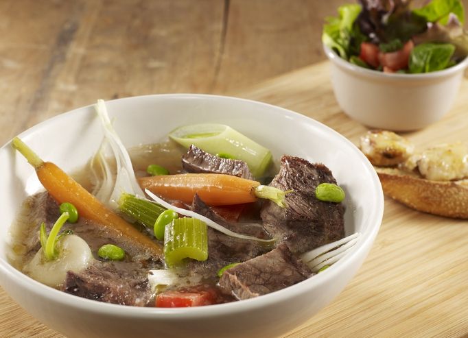 Pot au feu, en fine gelée de printemps, légumes nouveaux, tomates glacées