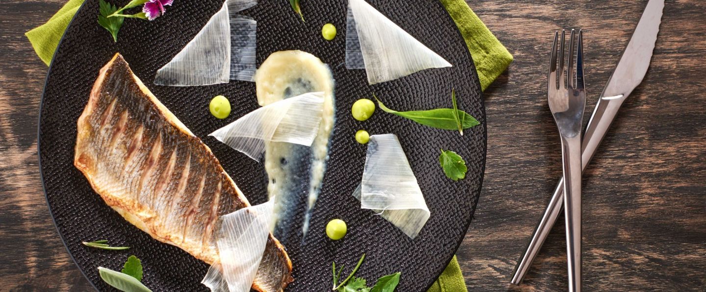 Loup de Méditerranée, Poireaux al dente, espuma de pomme de terre