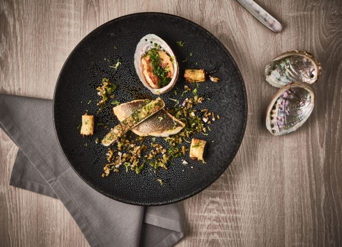 Bar de ligne rôti, couteaux gratinés, ormeaux poêlés et cannellonis végétaux