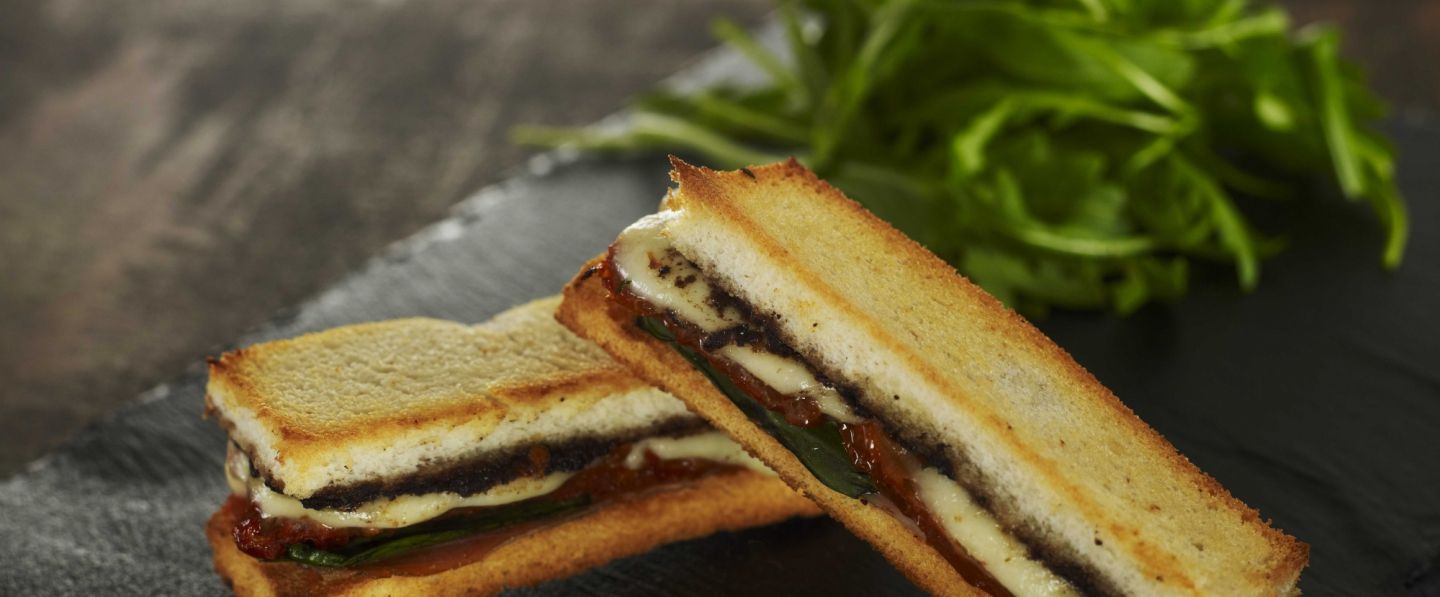 Croque ‘Bikini’ Tartufata, Pata Negra, Basilic, Mozzarella