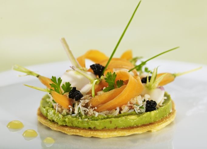 Tarte fine de chair d'araignée, copeaux de légumes fanes