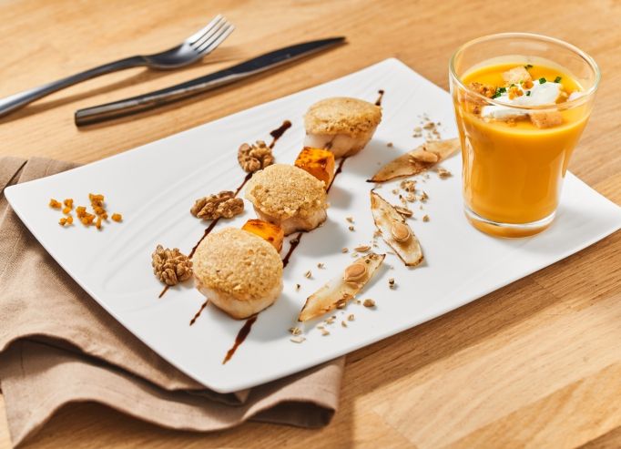 Broche de Saint Jacques et Potimarron en Croûte de Noix, Têtes d'Endives, Mayettes et Graines de Courge