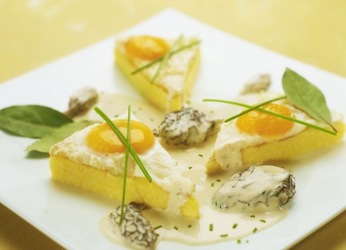 Oeufs au plat, fondant de polenta et morilles