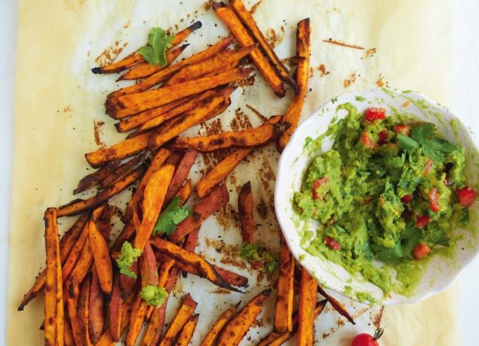Frites de patates douces et guacamole