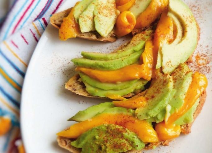 Toasts à l'avocat et à la mangue
